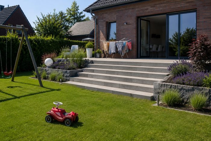 Terrasse mit breiter Treppenanlage